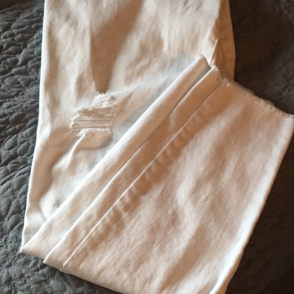 White frayed ankle jeans